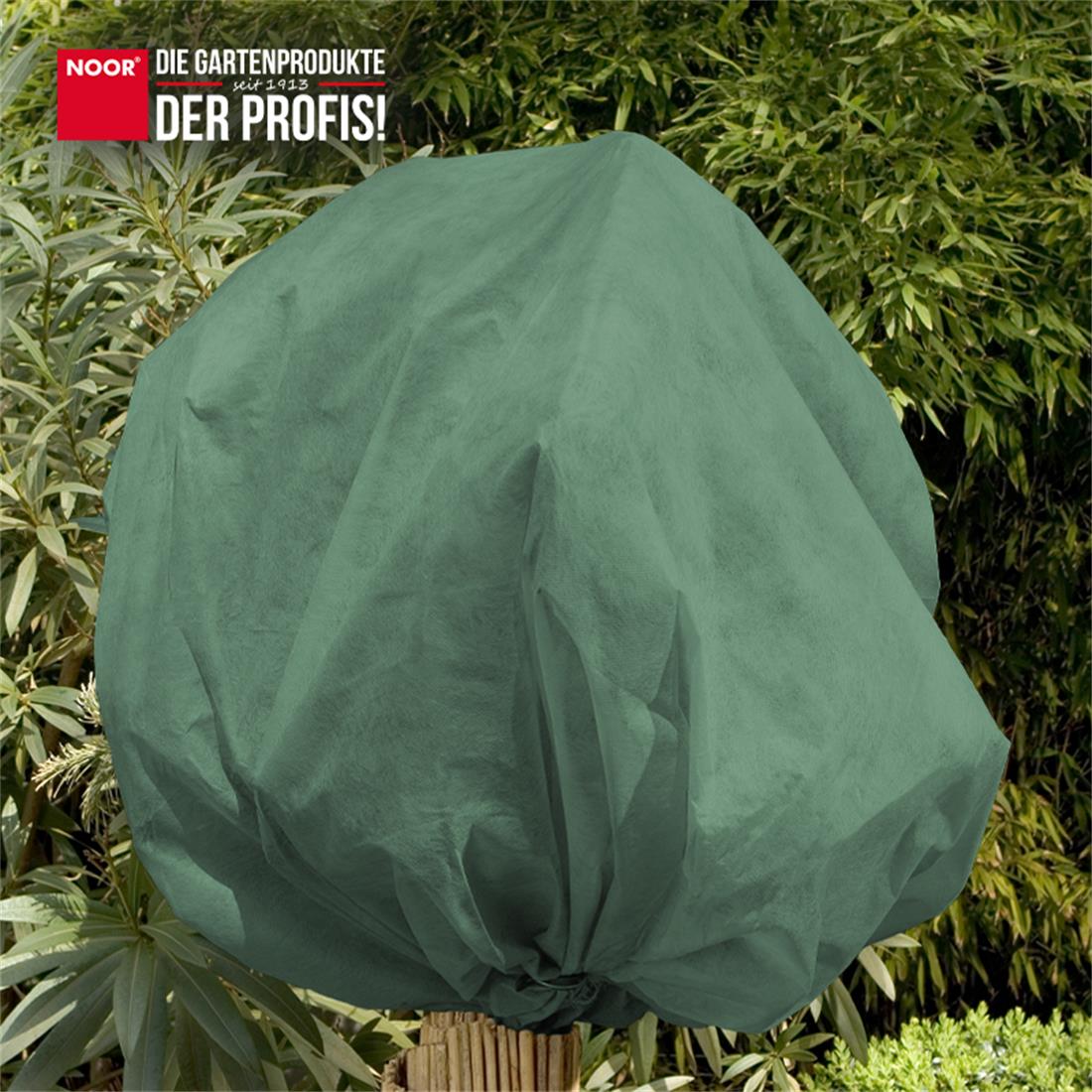 Mit buntem Winterschutzvlies eingepackte Sträucher als optischer Akzent im winterlichen Garten