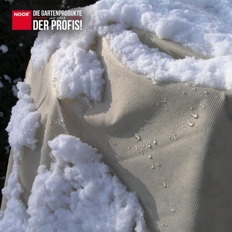 Nahaufnahme des atmungsaktiven und UV-beständigen bunten Vliesstoffs zur Pflanzenisolierung