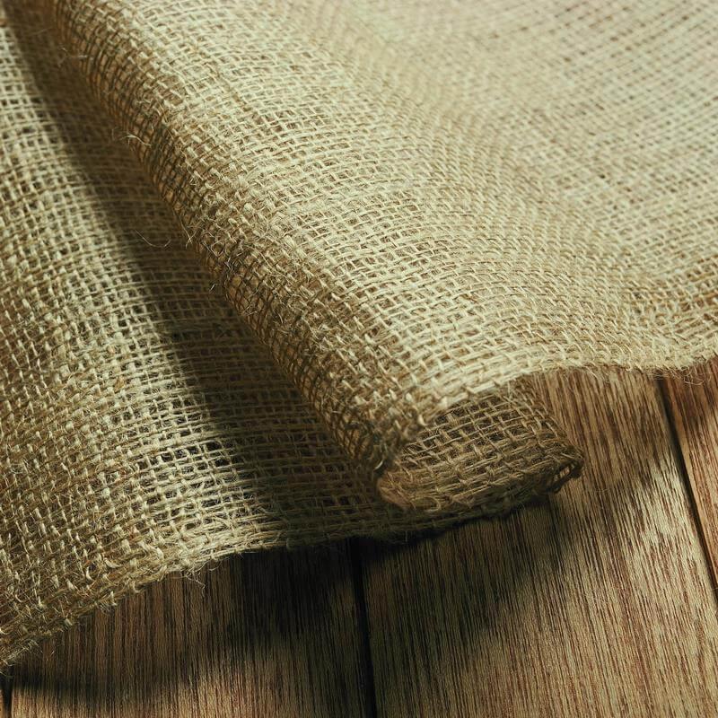 Nahaufnahme der unterschiedlichen Maschenweiten und Grammaturen des robusten Jutegewebes