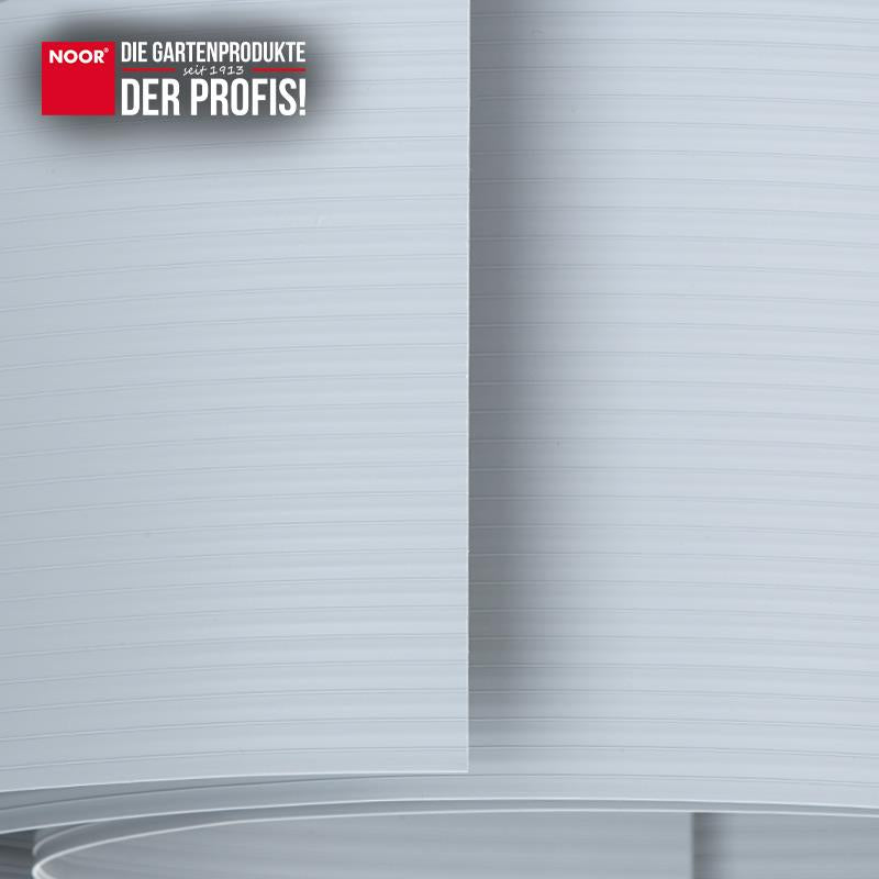 Nahaufnahme der robusten und pflegeleichten PVC Oberfläche der Zaunblende in Streifenform