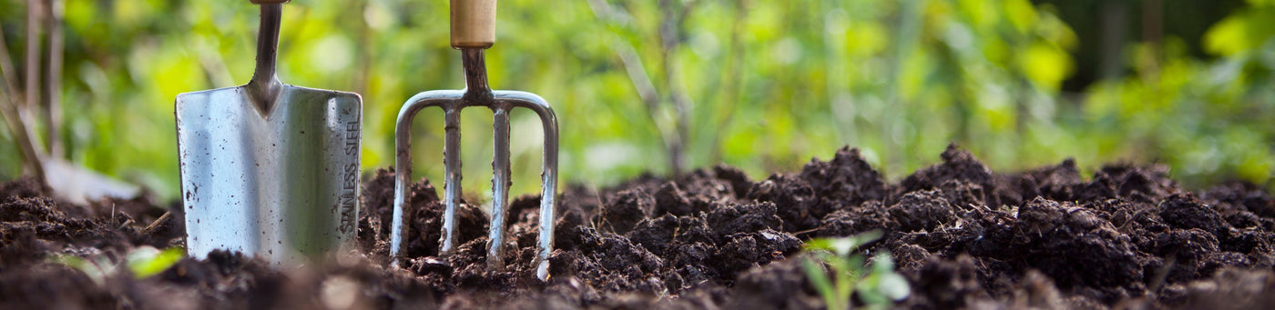 Langlebiges Gartenwerkzeug aus rostfreiem Edelstahl für die Beetpflege – ergonomische Kleingeräte für Hobbygärtner im Panorama-Format.