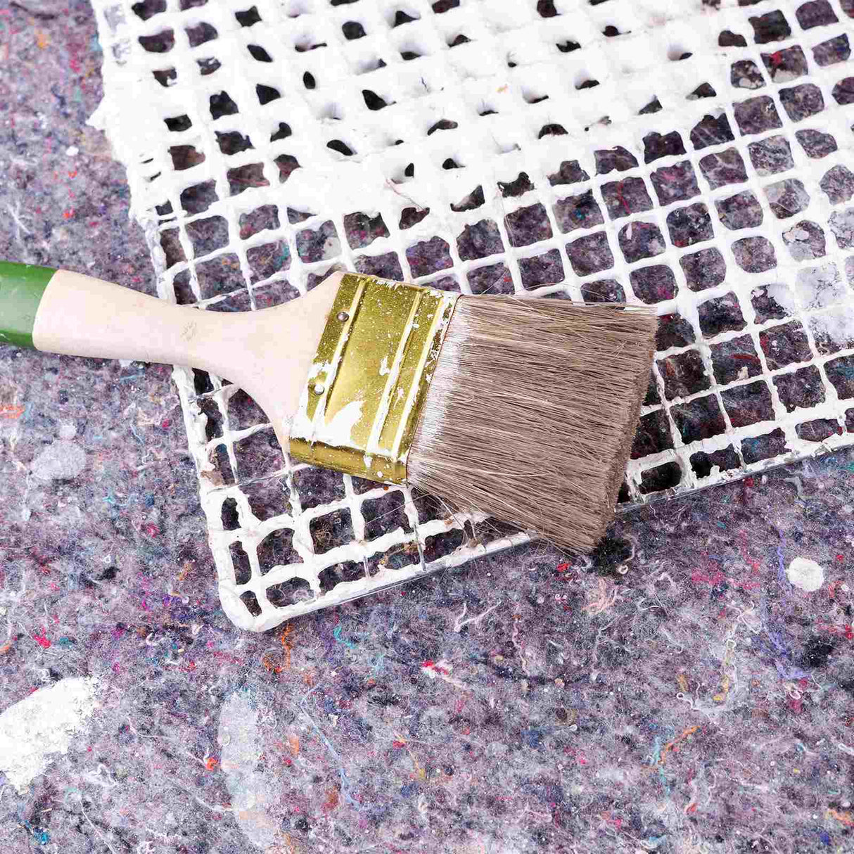 Profi Bauvlies auf Rolle mit bunter Textilvlies-Oberfläche und rutschhemmender Folienunterseite für Malerarbeiten.