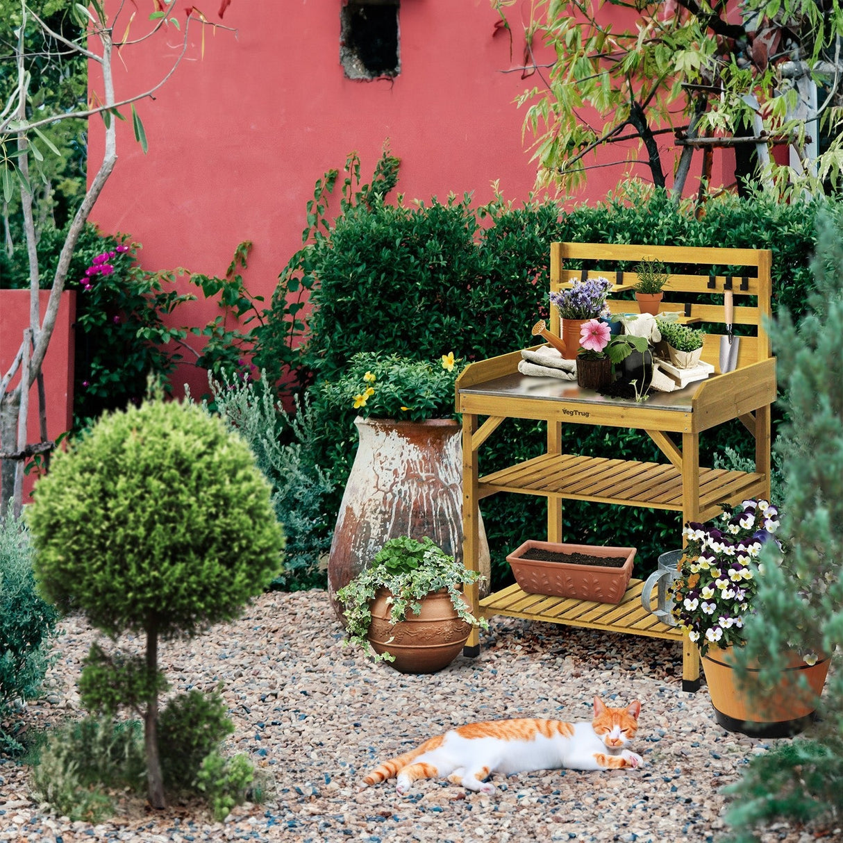 VegTrug Pflanztisch in einem Garten mit Gartenutensilien auf der Arbeitsfläche in rückenschonender Stehhöhe