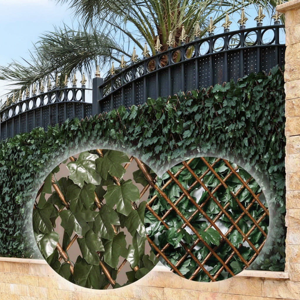 Ausziehbares Weiden-Scherengitter von NOOR mit grünen Kunstblättern als naturgetreuer Sichtschutz für Balkon und Garten.