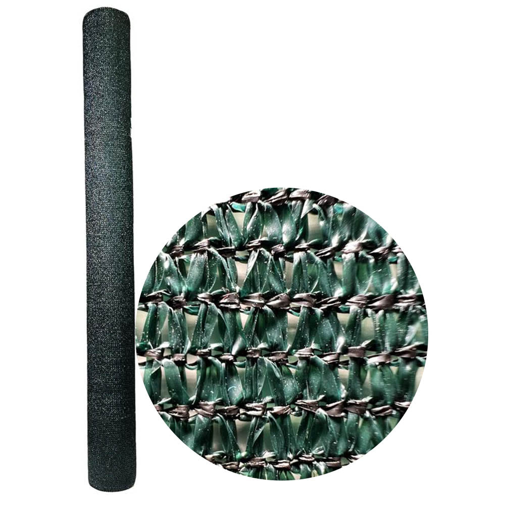 Dunkelgrünes Schattiergewebe von NOOR als Sichtschutz und Sonnenschutz für Zäune und Sportanlagen.