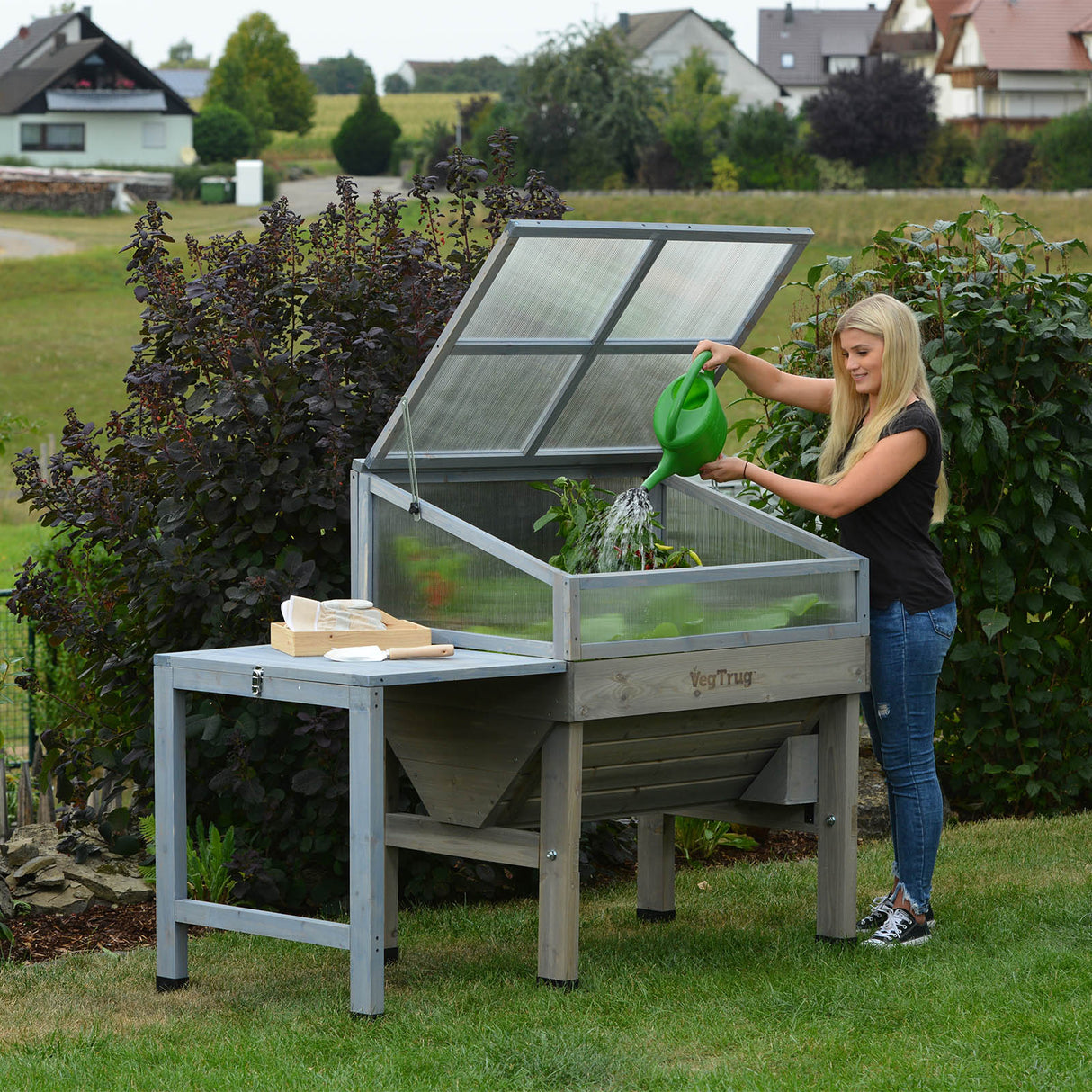Wetterbeständiger Rahmen aus FSC-zertifiziertem Zedernholz, passend zum Design des VegTrug Klassik
