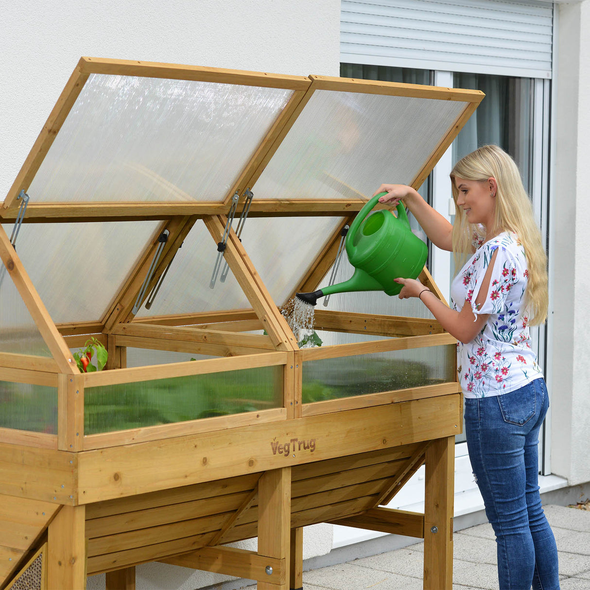 Wetterbeständiger Rahmen aus FSC-zertifiziertem Zedernholz, passend zum Design des VegTrug Klassik