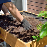 Rückenschonendes Gärtnern in komfortabler Stehhöhe an der 1,80 Meter breiten Arbeitsfläche des VegTrug Klassik