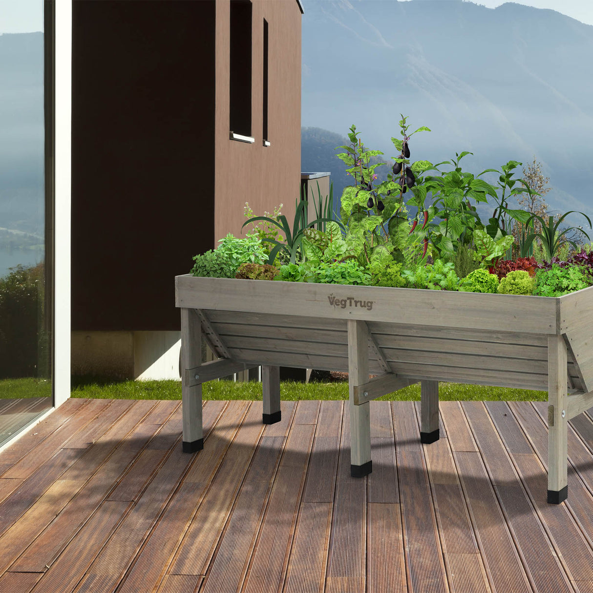 Voll bepflanztes 1,8 m VegTrug Hochbeet mit einer großen Auswahl an Gemüse und Kräutern auf der Terrasse