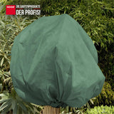 Mit buntem Winterschutzvlies eingepackte Sträucher als optischer Akzent im winterlichen Garten