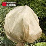 Mit Winterschutzvlies eingepackte Sträucher als optischer Akzent im winterlichen Garten