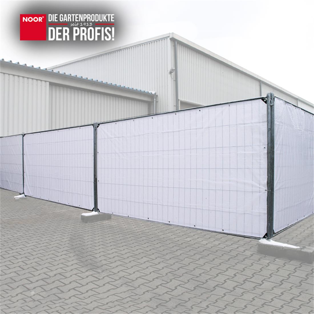 Blickdichte weiße Bauzaunblende montiert am Mobilzaun als Sichtschutz und Staubschutz