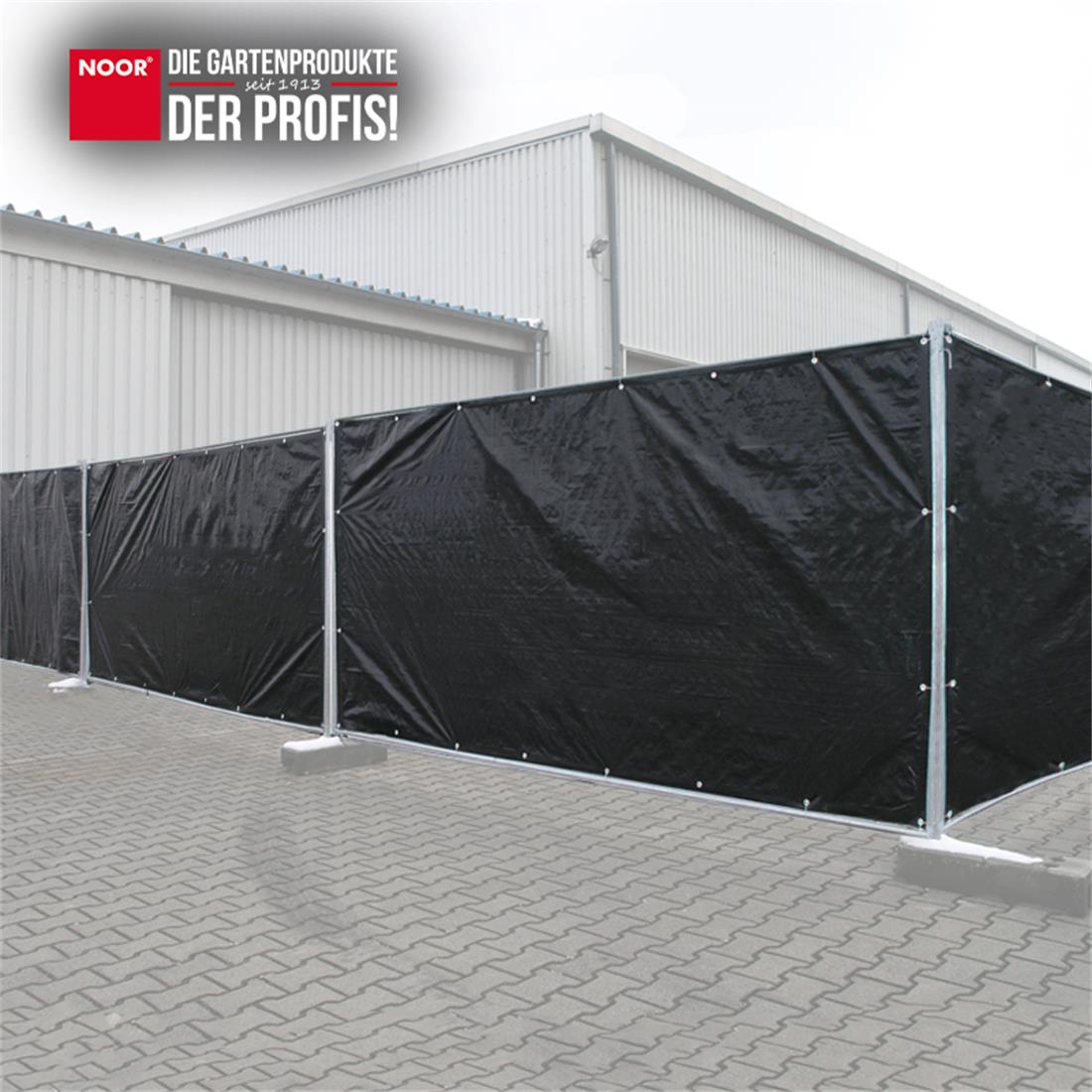 Blickdichte schwarze Bauzaunblende montiert am Mobilzaun als Sichtschutz und Baustellensicherung