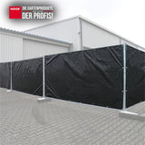 Blickdichte schwarze Bauzaunblende montiert am Mobilzaun als Sichtschutz und Baustellensicherung