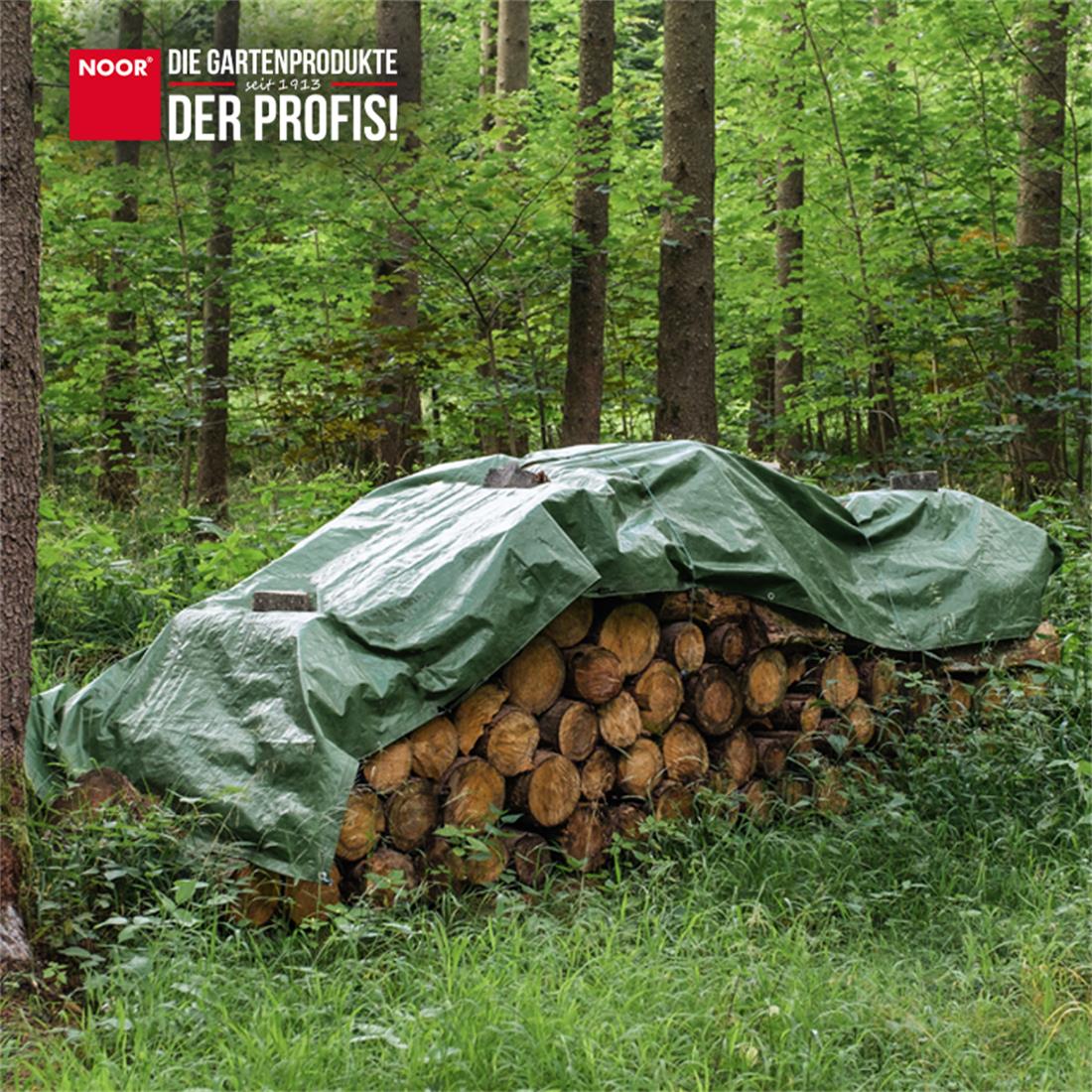 Brennholzstapel im Außenbereich, geschützt durch eine wasserdichte Holz-Abdeckplane gegen Regen und Schnee