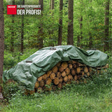 Brennholzstapel im Außenbereich, geschützt durch eine wasserdichte Holz-Abdeckplane gegen Regen und Schnee