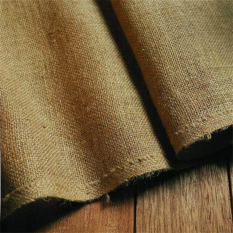Nahaufnahme des dicht gewebten, naturfarbenen Jutestoffs mit einer schweren Grammatur von 305 g/m²