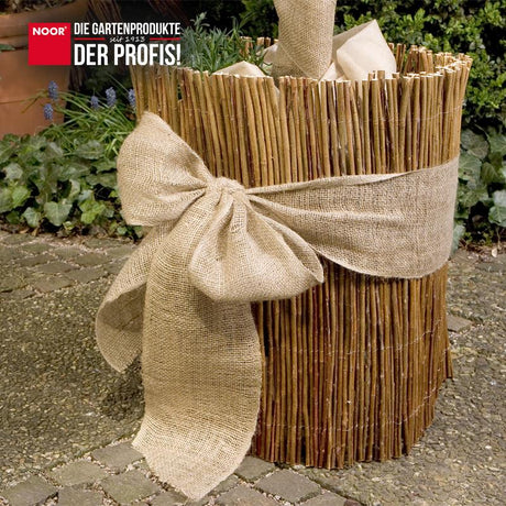 Blickdichte Weidenmatte DELUXE als dekorative Abtrennung oder Zaunblende in einer modernen Gartenanlage