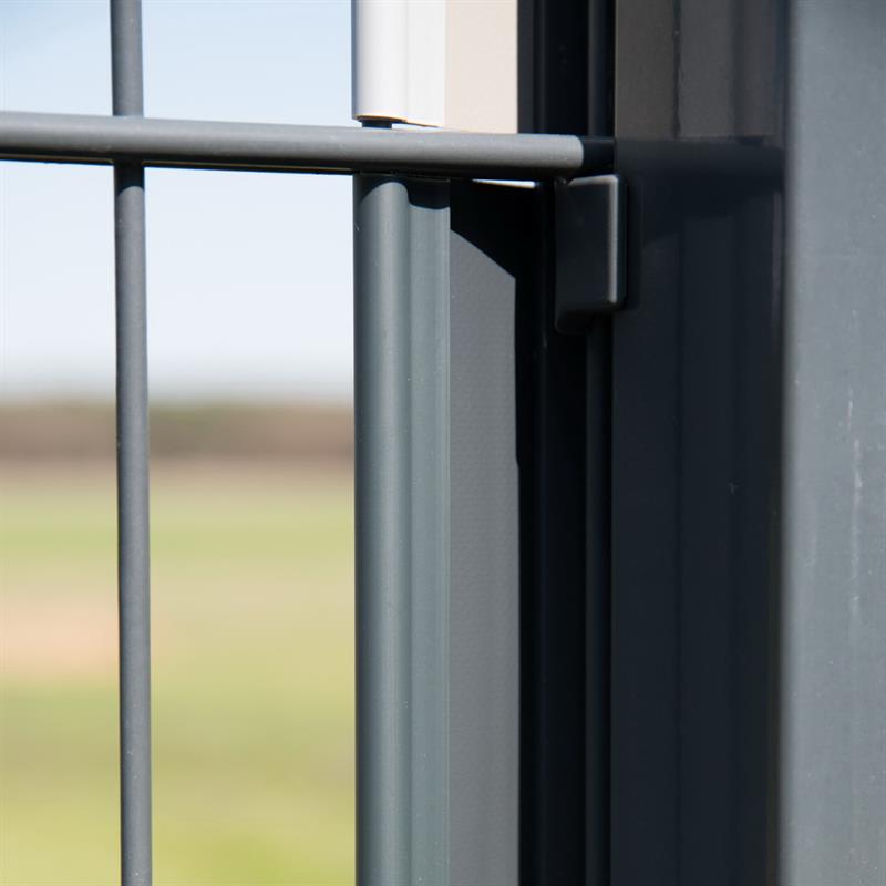 Einfaches Aufschieben der Klemmschiene auf den vertikalen Stab eines Doppelstabmattenzauns zur Fixierung der Zaunblende