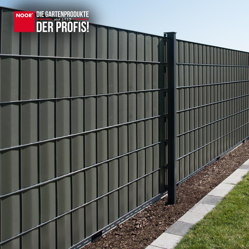 Modern gestalteter Gartenzaun mit durchgängig montierten PVC-Sichtschutzstreifen als Wind- und Sichtschutz