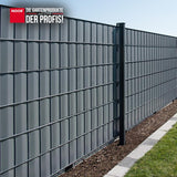 Modern gestalteter Gartenzaun mit durchgängig montierten PVC-Sichtschutzstreifen als Wind- und Sichtschutz
