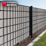 Modern gestalteter Gartenzaun mit durchgängig montierten PVC-Sichtschutzstreifen als Wind- und Sichtschutz