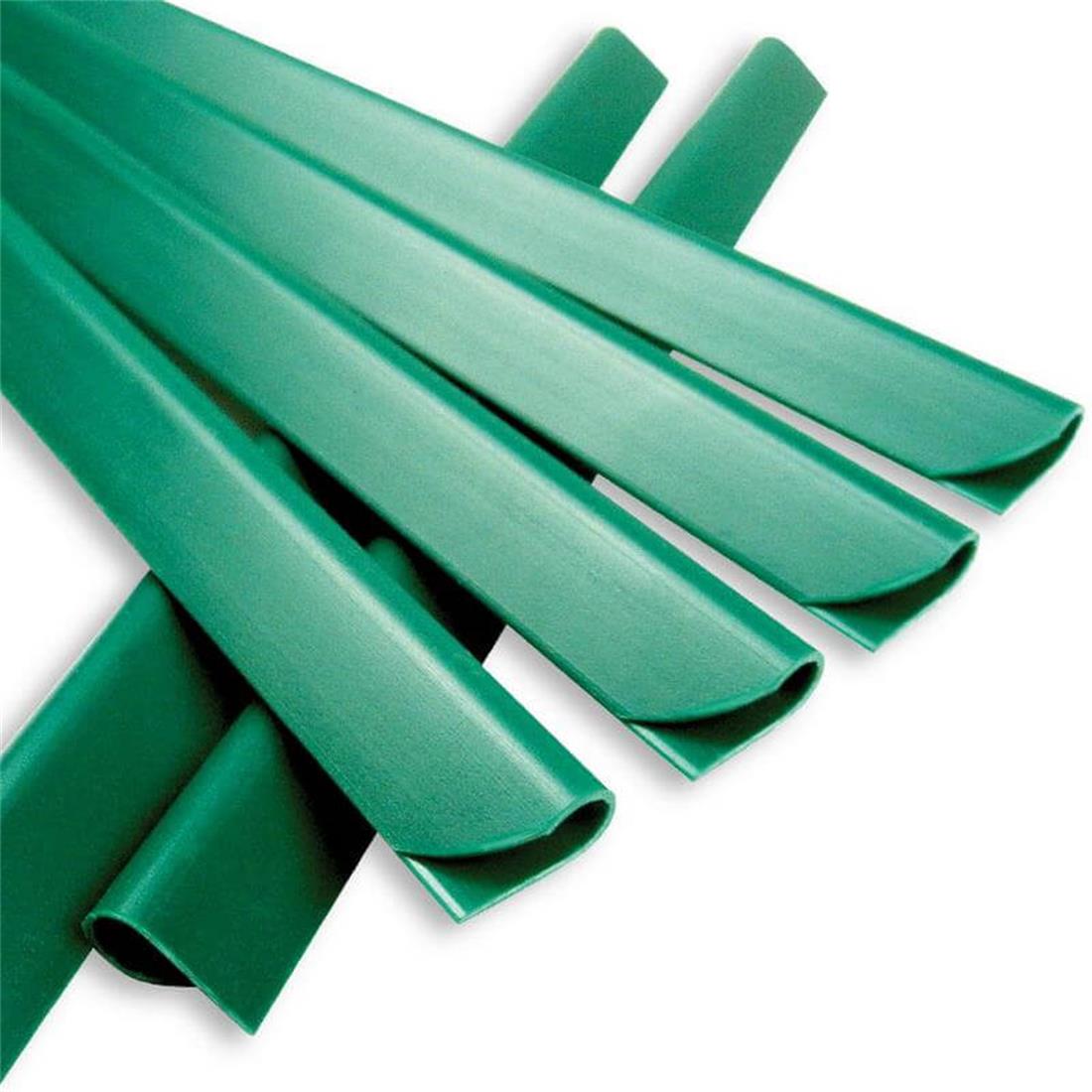 Nahaufnahme der verstärkten Premium-Befestigungsclips mit abgerundeten Kanten für eine elegante Optik am Zaunende