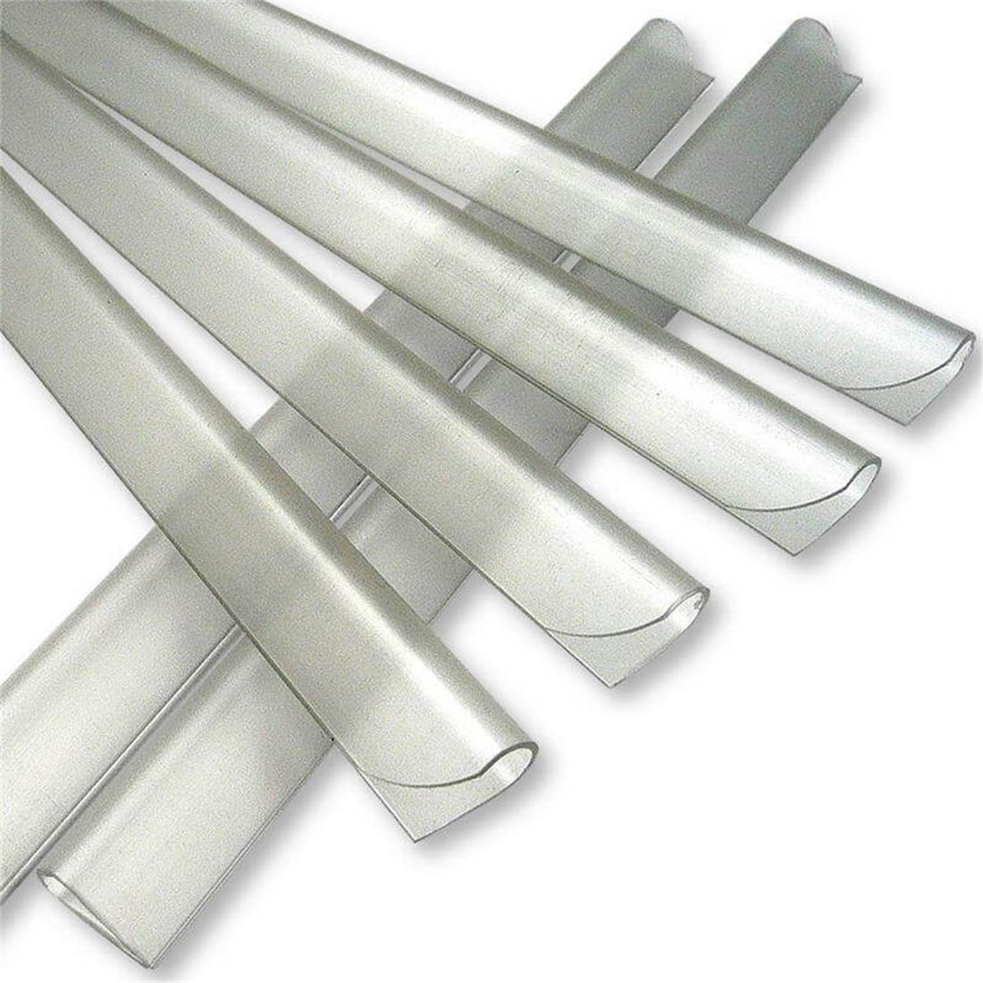 Nahaufnahme der verstärkten Premium-Befestigungsclips mit abgerundeten Kanten für eine elegante Optik am Zaunende