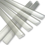 Nahaufnahme der verstärkten Premium-Befestigungsclips mit abgerundeten Kanten für eine elegante Optik am Zaunende