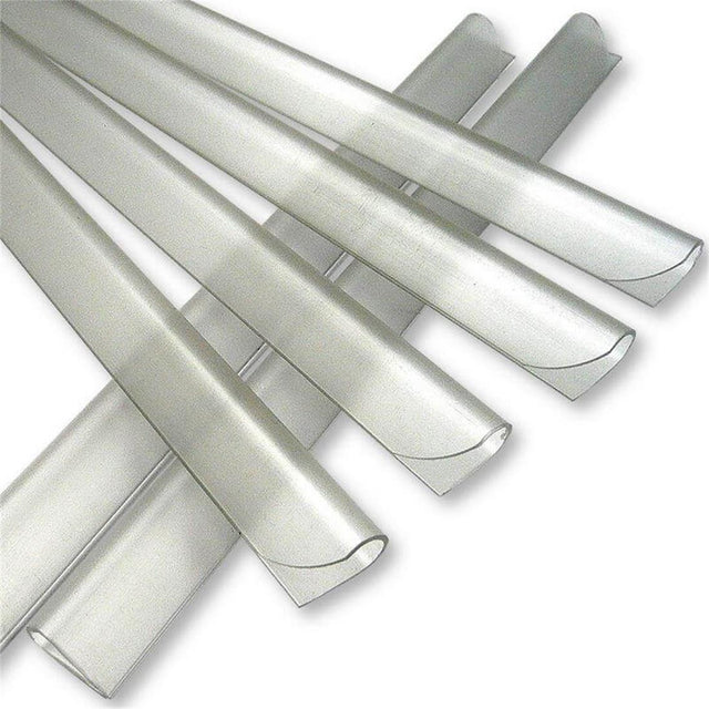 Nahaufnahme der verstärkten Premium-Befestigungsclips mit abgerundeten Kanten für eine elegante Optik am Zaunende