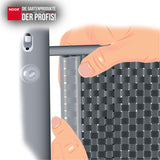 Einfaches Aufschieben der Klemmschiene auf den vertikalen Stab eines Doppelstabmattenzauns zur Fixierung der Zaunblende