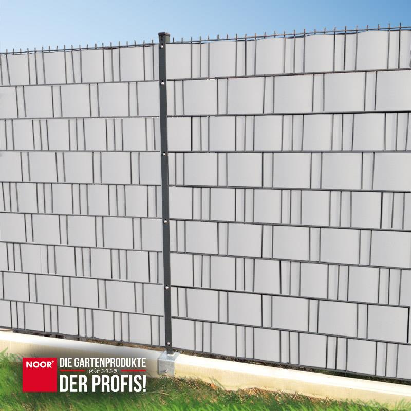 Einfache Montage der PVC Easy Sichtschutzstreifen durch direktes Einlegen in das Zaunelement