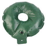 Dunkelgrüner, ringförmiger FROGBAG Donut Bewässerungssack aus schwerem PVC flach auf dem Boden liegend.