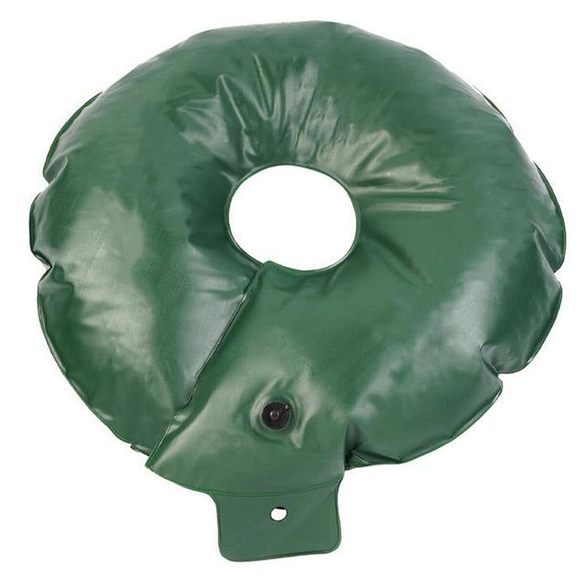 Dunkelgrüner, ringförmiger FROGBAG Donut Bewässerungssack aus schwerem PVC flach auf dem Boden liegend.