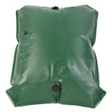 Gefüllter grüner FROGBAG ToGo Wasserbeutel mit Schraubverschluss auf einer schwarzen Antirutschmatte liegend.