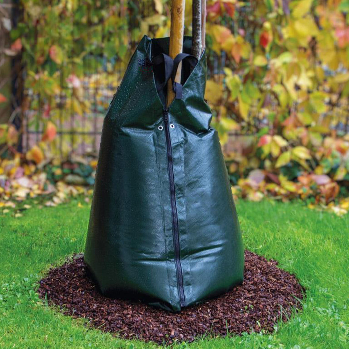 Hellgrüner FROGBAG Pro Bewässerungssack aus schwerem PVC am Baumstamm mit sichtbarem YKK-Reißverschluss.