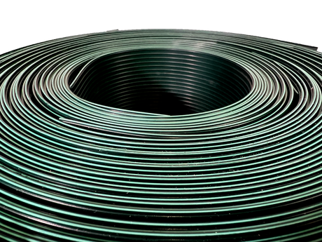 Sichtschutzstreifen PP PRO Extrastark von NOOR in Anthrazit, gerillte Oberfläche, eingeflochten in einen Doppelstabmattenzaun zur Garten-Privatsphäre.