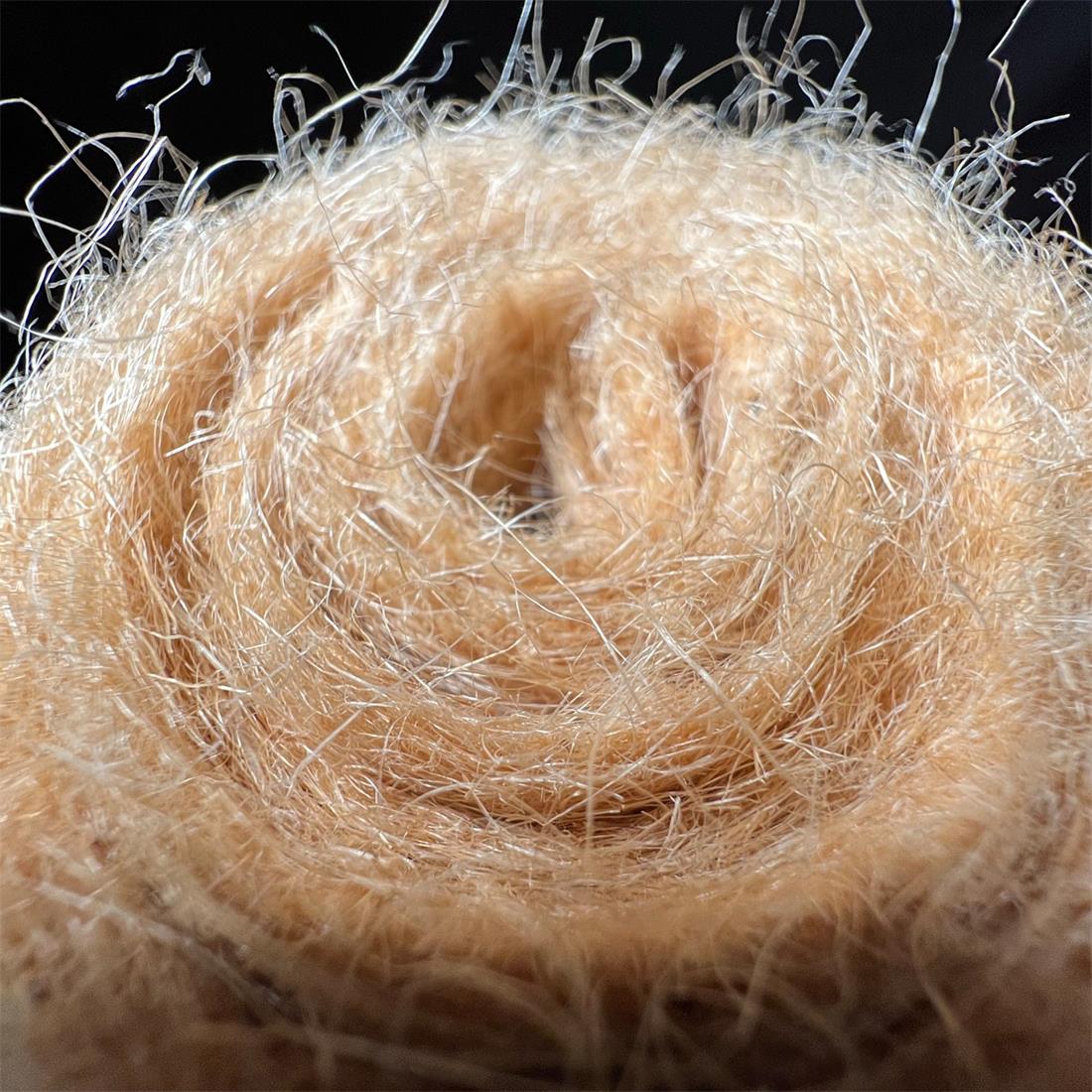 Nahaufnahme der dichten, isolierenden Fasern des Jutevlieses zum Schutz vor Frost und Kälte