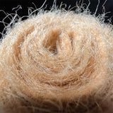 Nahaufnahme der dichten, isolierenden Fasern des Jutevlieses zum Schutz vor Frost und Kälte