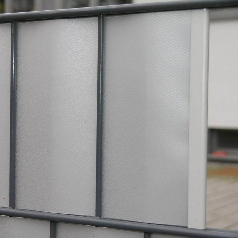 Einfaches Aufschieben der Klemmschiene auf den vertikalen Stab eines Doppelstabmattenzauns zur Fixierung der Zaunblende