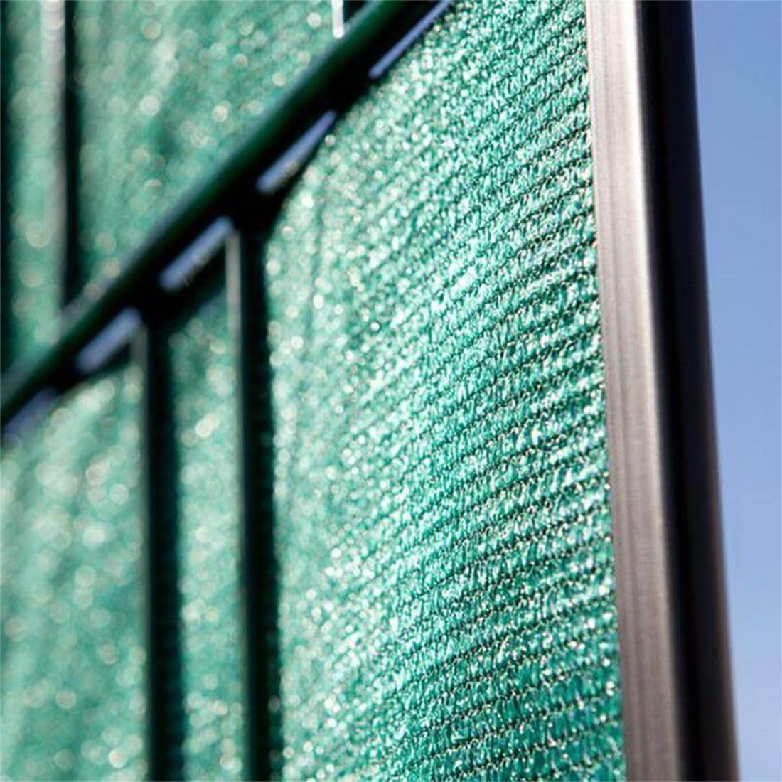 Nahaufnahme der verstärkten Premium-Befestigungsclips mit abgerundeten Kanten für eine elegante Optik am Zaunende