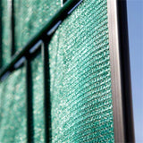 Nahaufnahme der verstärkten Premium-Befestigungsclips mit abgerundeten Kanten für eine elegante Optik am Zaunende