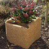 Rolle einer braunen Kokosmatte von NOOR zur Isolierung und zum Schutz von Pflanzen im Winter.