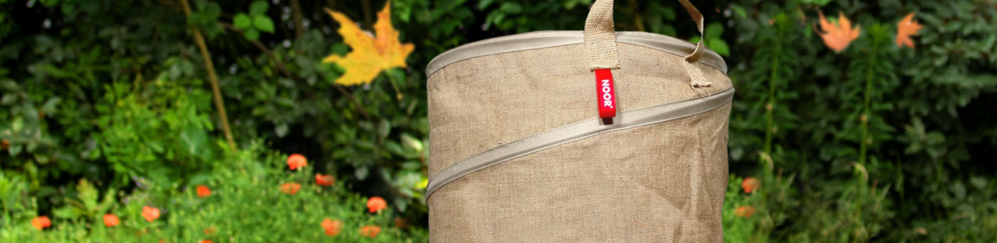 Robuster NOOR Gartensack im Jute-Design: Platzsparender Abfallsack für Laub und Grünschnitt, ideal für Hobbygärtner und herbstliche Aufräumarbeiten.