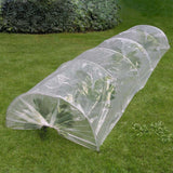Transparenter XXL Pflanztunnel von NOOR mit verzinkten Metallbögen und Zugkordel zur Anzucht von Salat und Gemüse im Garten.