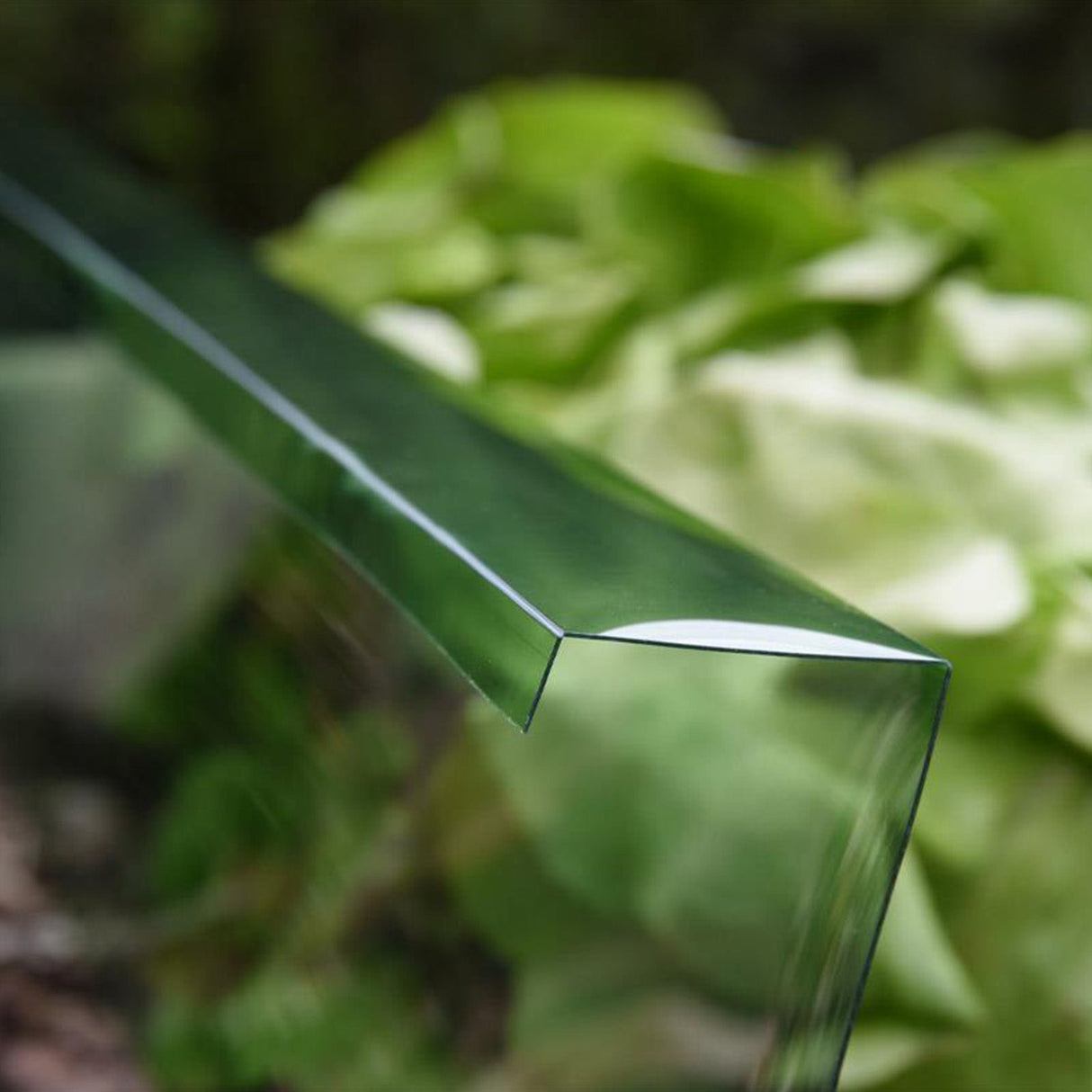 Grüne Rolle der Premium Schneckenbarriere von NOOR aus Kunststoff zur ökologischen Schädlingsabwehr im Garten.