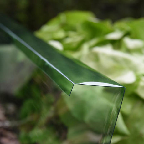 Grüne Rolle der Premium Schneckenbarriere von NOOR aus Kunststoff zur ökologischen Schädlingsabwehr im Garten.