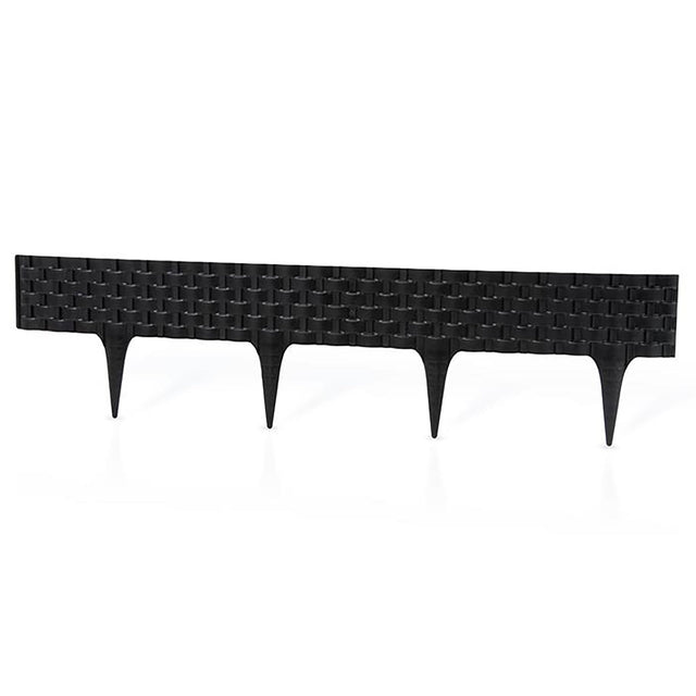 Schwarze Rasenkante in dekorativer Rattan-Optik von NOOR zur sauberen Trennung von Rasenflächen und Beeten.