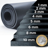 Vergleich einer schwarzen SBR-Gummimatte in den Stärken 1, 2, 3, 4, 5, 6, 8 und 10 Millimeter mit Ein-Euro-Münze als Größenreferenz.