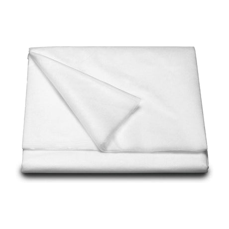 Weißes NOOR Schutzvlies aus Polypropylen, ausgebreitet über Pflanzen zum Schutz vor Frost und Insekten.